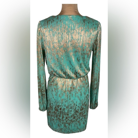 VICI CRISHELLE TWISTED FRONT METALLIC
PLISSE - MINT DRESS - Picture 3 of 11